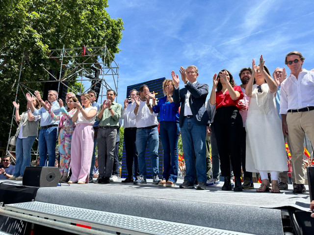 La presidenta del PP de Baleares y del Govern, Marga Prohens, junto a otros 'barones' territoriales, el presidente del Partido Popular, Alberto Núñez Feijóo, los expresidentes Aznar y Rajoy y demás líderes 'populares' en una movilización en Madrid