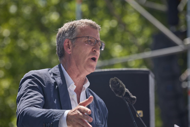 El presidente del Partido Popular, Alberto Núñez Feijóo, interviene durante una manifestación del PP, en la Puerta de Alcalá, a 26 de mayo de 2024, en Madrid (España). El Partido Popular ha elegido la Puerta de Alcalá para la manifestación de hoy contra l