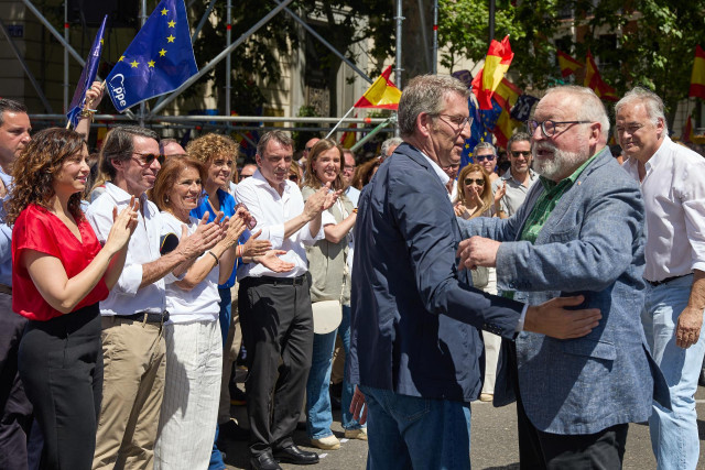 La presidenta de la Comunidad de Madrid, Isabel Díaz Ayuso (i), el expresidente del Gobierno, José María Aznar (2i), la exalcaldesa de Madrid, Ana Botella (3i), la candidata del PP para las elecciones europeas, Dolors Montserrat (4i), la vicesecretaria de