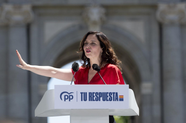 La presidenta de la Comunidad de Madrid, Isabel Díaz Ayuso, interviene durante una manifestación del PP, en la Puerta de Alcalá, a 26 de mayo de 2024, en Madrid (España).