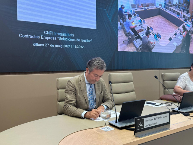 El expresidente de la Autoridad Portuaria de Baleares (APB), Joan Gual de Torrella, antes de empezar su comparecencia en la comisión de investigación del Parlament por el caso mascarillas.