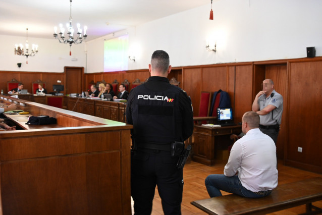 Un agente de Policía Nacional junto al acusado de la muerte de Manuela Chavero, Eugenio Delgado, durante un juicio en la Audiencia Provincial de Badajoz