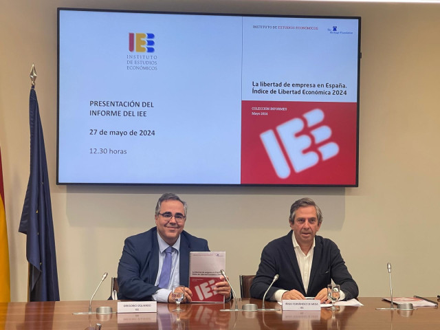 El presidente del Instituto de Estudios Económicos, Íñigo Fernández de Mesa, y su director general, Gregorio Izquierdo, presentan el informe del IEE “La libertad de empresa en España. Índice de Libertad Económica 2024”,