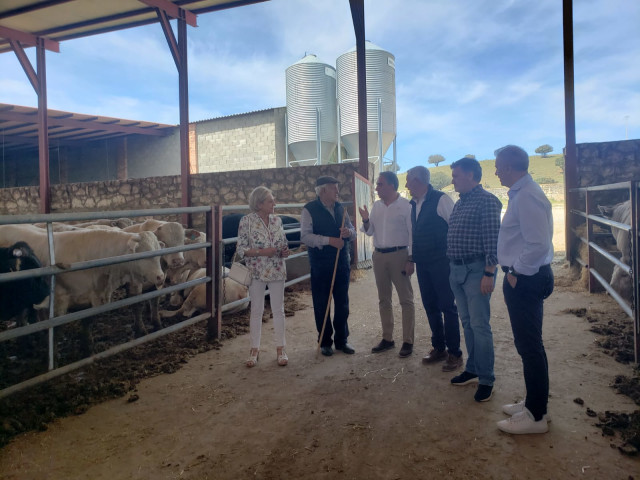 El coordinador general del Partido Popular, Elías Bendodo, visita una explotación ganadera en Valdeprados (Segovia).