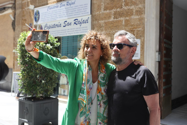 La cabeza de lista del PP a las elecciones europeas de 9 de junio, Dolors Montserrat, este lunes en Cádiz haciéndose una foto con un viandante.