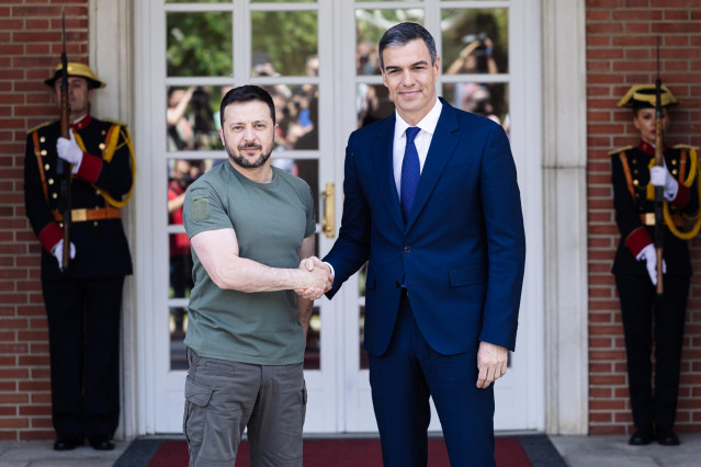 El presidente de Ucrania, Volodimir Zelenski (i) y el presidente del Gobierno, Pedro Sánchez (d), se saludan a su llegada a un encuentro en el Palacio de La Moncloa, a 27 de mayo de 2024, en Madrid (España). Durante su reunión, Sánchez y Zelenski firman u