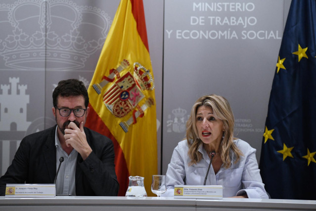 Archivo - El secretario de Estado de Trabajo, Joaquín Rey y la vicepresidenta segunda y ministra de Trabajo y Economía Social, Yolanda Díaz