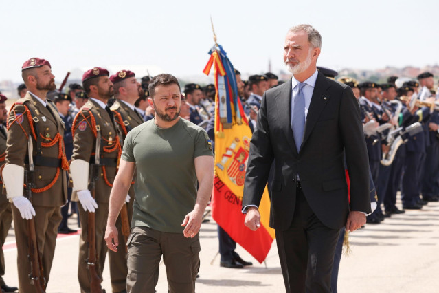 El presidente de Ucrania, Volodimir Zelenski (i) y el Rey Felipe VI (d), a pie de pista tras llegar al aeropuerto de Adolfo Suárez Madrid-Barajas
