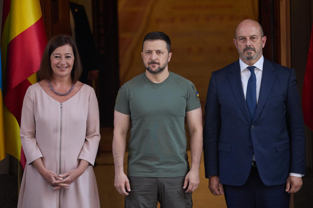 (I-D) La presidenta del Congreso de los Diputados, Francina Armengol; el presidente de Ucrania, Volodimir Zelenski, y el presidente del Senado, Pedro Rollán, posan a su llegada al Congreso de los Diputados, a 27 de mayo de 2024, en Madrid (España).