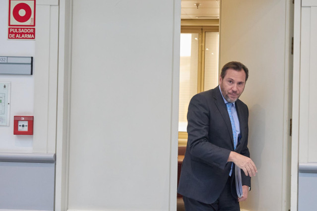 El ministro de Transportes y Movilidad Sostenible, Óscar Puente, a su llegada a una sesión de Control en el Senado, a 7 de mayo de 2024, en Madrid (España). Durante la sesión, se han abordado cuestiones como la ejecución de la construcción de la estación