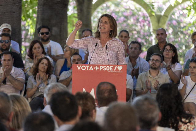La candidata socialista a las elecciones europeas, vicepresidenta tercera y ministra para la Transición Ecológica y el Reto Demográfico, Teresa Ribera, durante un acto público, en el Parque de la Antigua, a 27 de mayo de 2024, en Mérida, Badajoz.