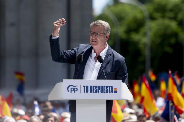 El presidente del Partido Popular, Alberto Núñez Feijóo, interviene durante una manifestación del PP, en la Puerta de Alcalá, a 26 de mayo de 2024, en Madrid (España).