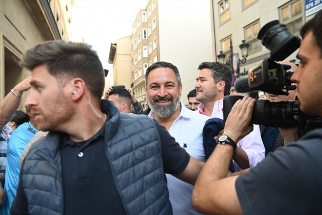 El presidente de VOX, Santiago Abascal, a su llegada al acto central de la campaña electoral, en la plaza del Pilar, a 27 de mayo de 2024, en Zaragoza, Aragón (España).