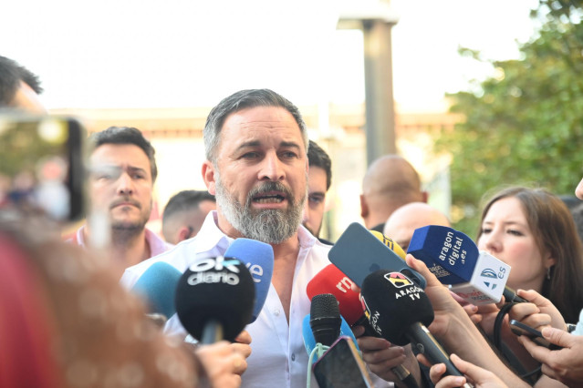 El presidente de VOX, Santiago Abascal, atiende a los medios a su llegada al acto central de la campaña electoral, en la plaza del Pilar, a 27 de mayo de 2024, en Zaragoza, Aragón (España).