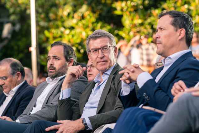 El líder del PP, Alberto Núñez Feijóo, en un mitin en Talavera de la Reina (Toledo) junto al presidente del PP en Castilla-La Mancha, Paco Núñez.