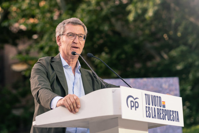 El líder del PP, Alberto Núñez Feijóo, participa en un mitin de la campaña europea en Talavera de la Reina (Toledo).