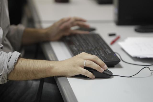 Archivo - Trabajador en una oficina