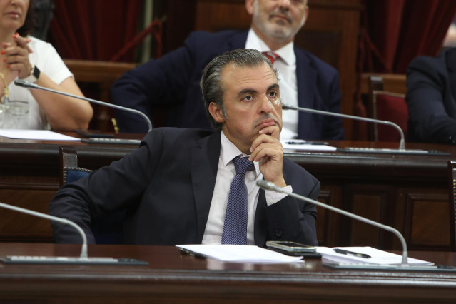 Archivo - El conseller de Educación y Universidades, Antoni Vera, durante un pleno del Parlament.
