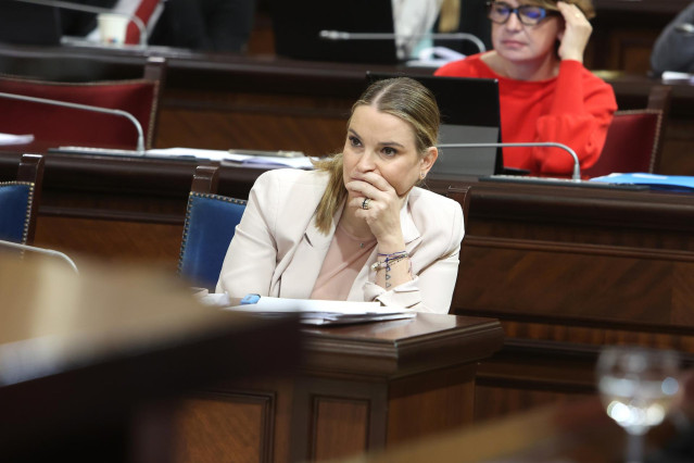 Archivo - La presidenta del Govern balear, Marga Prohens, durante un pleno del Parlament