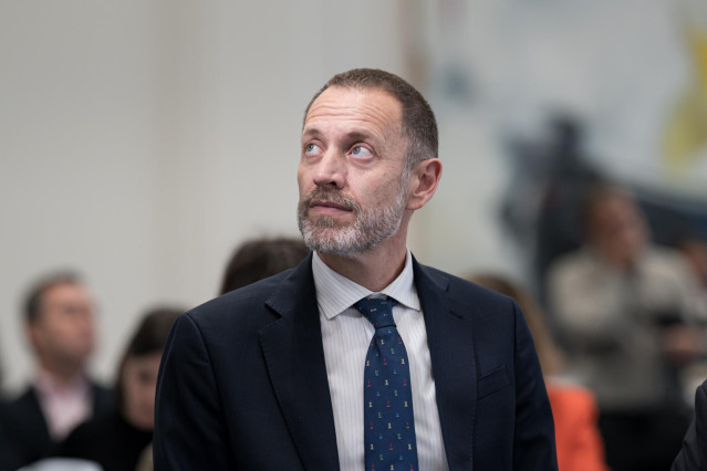 El presidente de Adif, Ángel Contreras Marín, durante la rueda de prensa para abordar la situación generada por los graves actos vandálicos sufridos ayer en la red de Rodalies de Cataluña. El presidente de Renfe, Raül Blanco, y el presidente de Adif, Ánge