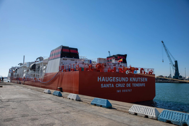 Archivo - Presentación del primer barco de bunkering de gas natural licuado (GNL), en la planta de regasificación de Enagás del Puerto de Barcelona, a 2 de febrero de 2023, en Barcelona, Catalunya (España). El barco se ubica en la terminal de GNL que Enag