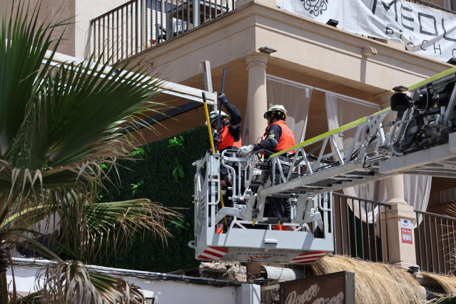 Bomberos en el lugar donde se produjo el derrumbe.