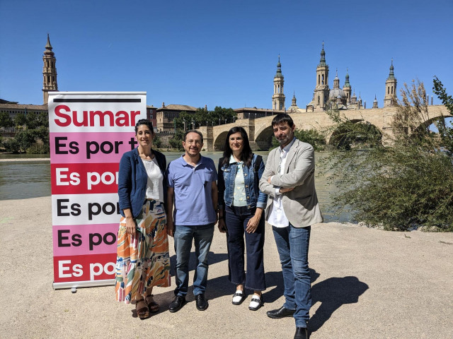 Participantes en el acto de Sumar Aragón desarrollado en el Balcón de San Lázaro de Zaragoza.