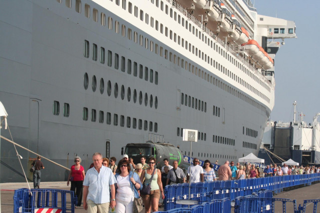 Archivo - Imagen de archivo de cruceristas en el puerto de València.