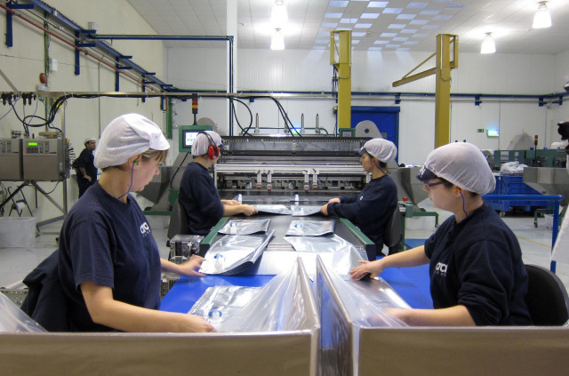 Archivo - Patronal y sindicatos del sector químico analizarán los coeficientes reductores de la edad de jubilación.