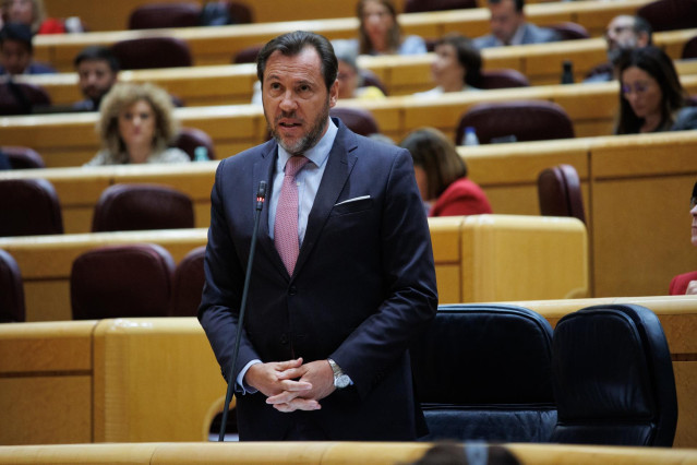 El ministro de Transportes y Movilidad Sostenible, Óscar Puente, durante una sesión de control al Gobierno, en el Senado, a 28 de mayo de 2024, en Madrid (España). A 2 días de que la ley de amnistía vuelva a debatirse en el Congreso para ser aprobada, ha
