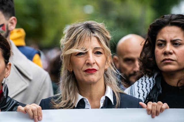 Archivo - La vicepresidenta segunda del Gobierno y ministra de Trabajo y Economía Social en funciones, Yolanda Díaz, participa en la manifestación en apoyo a Palestina, a 29 de octubre de 2023, en Madrid (España). Diferentes organizaciones políticas y soc