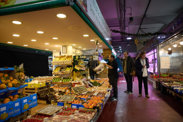 Archivo - Clientes en una fruteria de un mercado