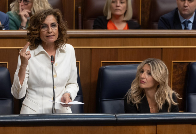 La vicepresidenta primera y ministra de Hacienda, María Jesús Montero, interviene durante una sesión de control al Gobierno, en el Congreso de los Diputados, a 22 de mayo de 2024, en Madrid (España).