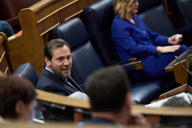 Archivo - El ministro de Transportes y Movilidad Sostenible, Óscar Puente, durante una sesión de control al Gobierno, en el Congreso de los Diputados, a 24 de abril de 2024