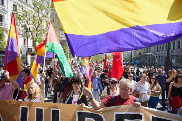 Archivo - Manifestantes con banderas y pancartas durante una protesta por la Tercera República, a 14 de abril de 2024, en Madrid (España). Convocada por Espacio Republicano de Madrid, la protesta celebra el día en que se cumplen 93 años desde el comienzo