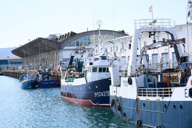 Archivo - Barcos pesqueros amarrados