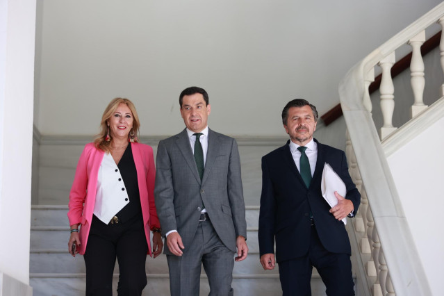 El presidente de la Junta de Andalucía, Juanma Moreno (c), en el Parlamento andaluz, junto a la consejera de Economía, Hacienda y Fondos Europeos, Carolina España, y el portavoz parlamentario del PP-A, Toni Martín.