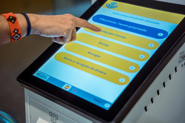 Archivo - Una persona solicita el voto por correo en el Edificio de correos, a 14 de junio de 2023, en Madrid (España). CC.OO. y UGT consideran que las 12.000 contrataciones propuestas por Correos para atender el voto por correo en las próximas elecciones