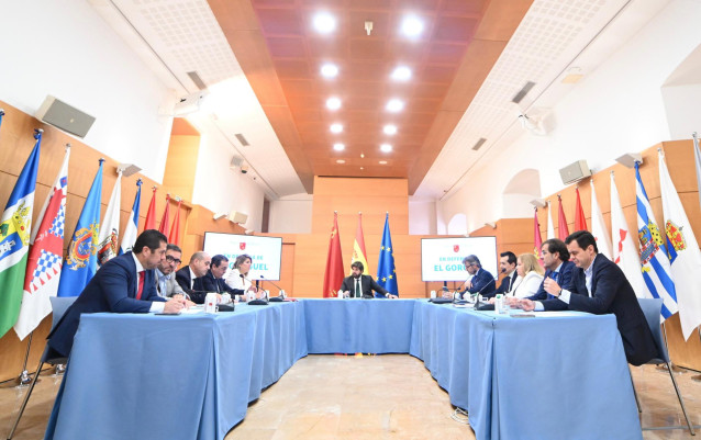 López Miras presidió hoy en San Esteban la reunión para analizar las consecuencias del ‘carpetazo’ del Gobierno central al proyecto de El Gorguel