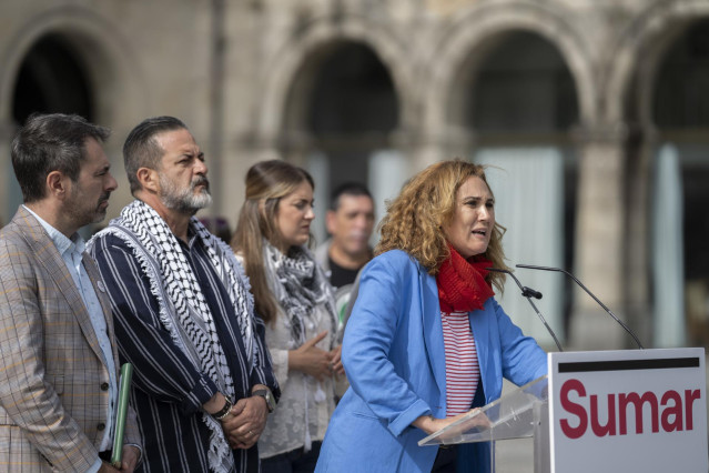 La cabeza de lista de Sumar, Estrella Galán, tras su visita al Museo de la Paz de Gernika, en Bizkaia, junto a los también candidatos Manu Pinea y Andeka Larrea, y la representante de la coalición en Euskadi, Alba García