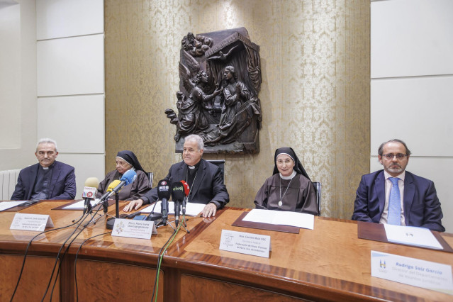 (I-D) El vicario judicial de la archidiócesis de Burgos, Donato Miguel Gómez Arce; la presidenta federal de las Hermanas Clarisas de Nuestra Señora de Aránzazu, Madre María Javier Soto; el arzobispo de Burgos, Mario Iceta; la secretaria federal de las Her
