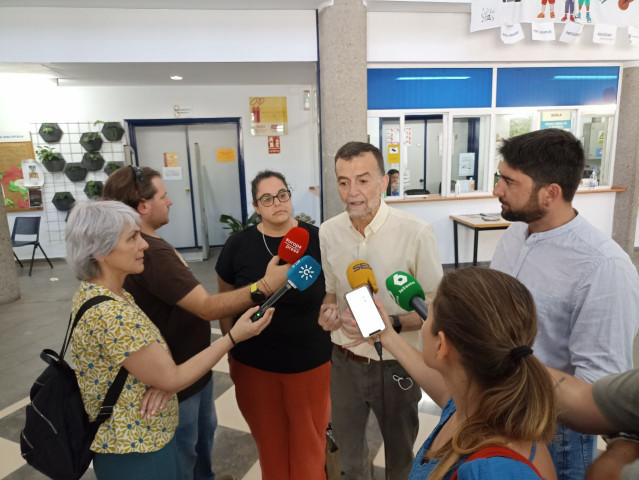 El coordinador de IU, Antonio Maíllo, atiende a los medios en Sevilla.