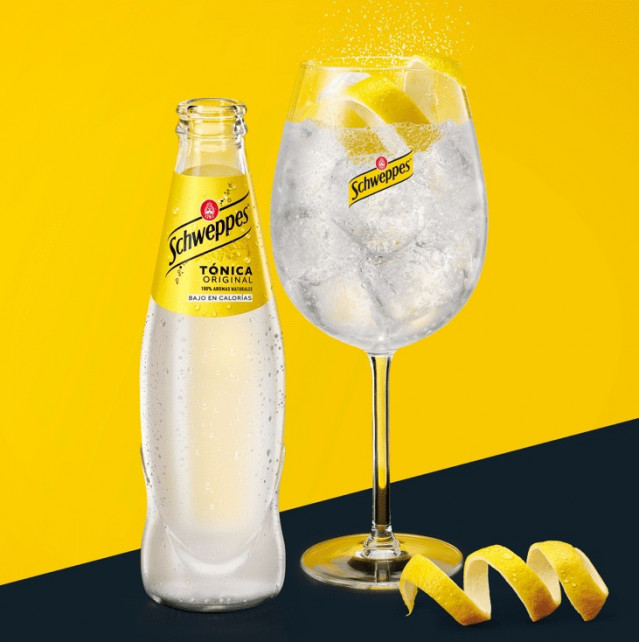 Botella de tónica Schweppes