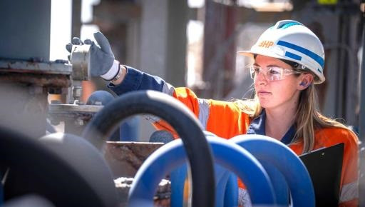 Archivo - Trabajadora de BHP.