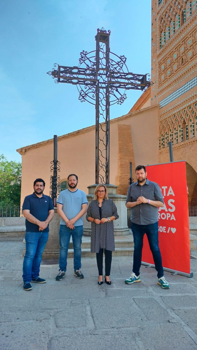Mayte Pérez delante del monumento franquista para el que el Ayuntamiento de Teruel ha anunciado que dedicará 30.000 euros a su restauración.