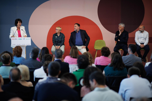 (I-D) La cabeza de lista de la coalición y miembro de ERC, Diana Riba; la candidata por Ara Mès, Mercè Chumillas; el presidente de ERC, Oriol Junqueras; el candidato y diputado de EH Bildu, Oskar Matute; y el diputado del BNG en el Congreso, Néstor Rego,
