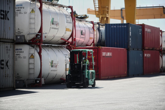 Archivo - Un vehículo de recogida trabajando en un área de contenedores de exportación