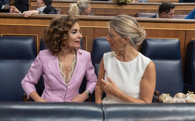 La vicepresidenta primera y ministra de Hacienda, María Jesús Montero (i)y la vicepresidenta segunda y ministra de Trabajo, Yolanda Díaz (d), durante un pleno en el Congreso de los Diputados, a 30 de mayo de 2024, en Madrid (España).