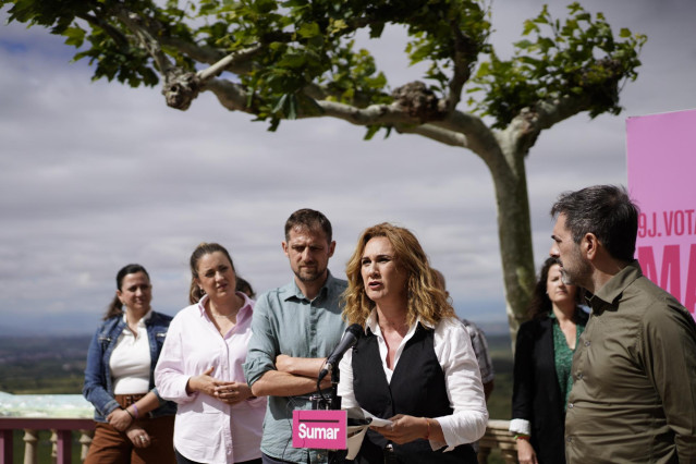 La cabeza de lista de Sumar a las elecciones europeas, Estrella Galán, con los también candidatos Florent Marcellesi y Andeka Larrea, y la representante de la coalición en Euskadi, Alba García, en un acto de campaña en Laguardia (Álava)