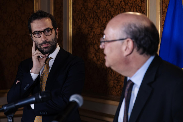 El ministro de Economía, Comercio y Empresa, Carlos Cuerpo (i), y el presidente del Banco Interamericano de Desarrollo (BID), Ilan Goldfajn (d), comparecen ante los medios de comunicación, en la Casa de América, a 30 de mayo de 2024, en Madrid (España). E